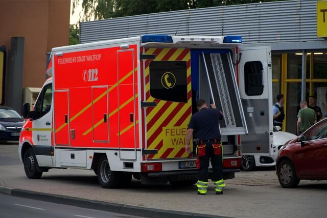 Mit Rettungswagen wurden die beiden Frauen, die noch im Takko-Markt waren, in Krankenhäuser gebracht. Sie standen unter Schock nach einem Raubüberfall am Dienstag gegen 20.05 Uhr.