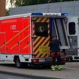 Mit Rettungswagen wurden die beiden Frauen, die noch im Takko-Markt waren, in Krankenhäuser gebracht. Sie standen unter Schock nach einem Raubüberfall am Dienstag gegen 20.05 Uhr.