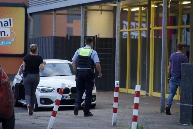 Ein Mann mit einem Messer überfiel am Dienstagabend gegen 20.05 Uhr, kurz nach Geschäftsschluss, den Takko an der Ickerner Straße mitten im Herzen von Ickern.