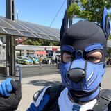 Ein Mann mit schwarz-blauer Hunde-Maske steht auf dem Eruopaplatz in Recklinghausen.