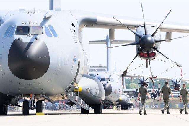 Soldaten gehen vor Flugzeugen Airbus A400M der Luftwaffe der Bundeswehr am Fliegerhorst Wunstorf in der Region Hannover.