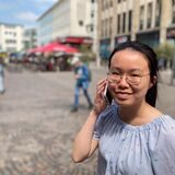 Die Redakteurin telefoniert auf dem Marktplatz.