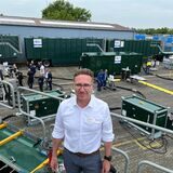 Andreas Rudolf, General Manager Germany bei „United Rentals“, steht auf einem der Tanks, die das Unternehmen an Kunden aus der Industrie vermietet.
