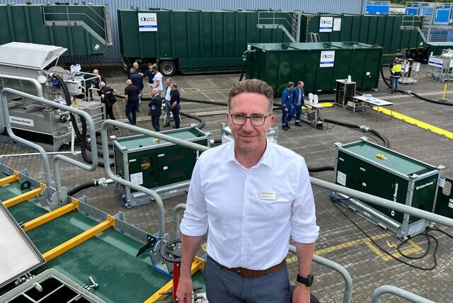 Andreas Rudolf, General Manager Germany bei „United Rentals“, steht auf einem der Tanks, die das Unternehmen an Kunden aus der Industrie vermietet.