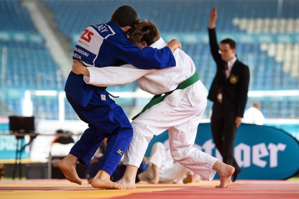 Judo, Ruhr Games, Qualifikation: Zwei Athleten kämpfen gegeneinander. 