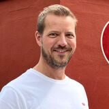 Tobias Franke ist der Eigentümer des „Sonnehauses“ im Kreuzviertel. Er hat den Mega-Kran bestellt.