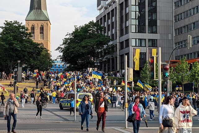 Viele Menschen demonstrieren am Mittwochabend in Dortmund für die Ukraine.