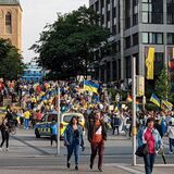 Viele Menschen demonstrieren am Mittwochabend in Dortmund für die Ukraine.