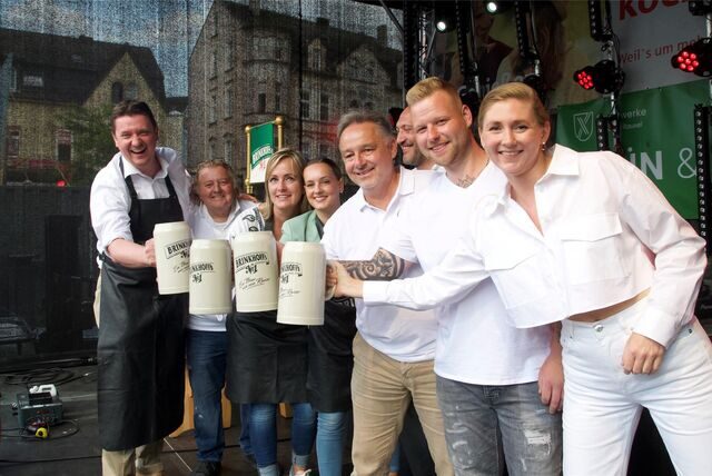 Bürgermeister Rajko Kravanja (l.) hatte es drauf: Der Fassanstich zum diesjährigen Ckü gelang mit einem Schlag. Gekostet wurde das Bier bei der offiziellen Eröffnung mit den am Fest beteiligten Gastronominnen und Gastronomen.
