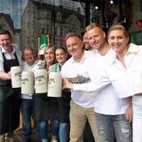 Bürgermeister Rajko Kravanja (l.) hatte es drauf: Der Fassanstich zum diesjährigen Ckü gelang mit einem Schlag. Gekostet wurde das Bier bei der offiziellen Eröffnung mit den am Fest beteiligten Gastronominnen und Gastronomen.