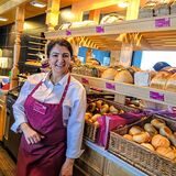 Eine Verkäuferin der Bäckerei Zipper in einer Filiale in Recklinghausen