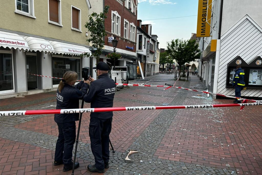 Polizisten machen Fotos vom Tatort der Geldautomaten-Sprenung Polizisten machen Fotos vom Tatort der Geldautomaten-Sprenung