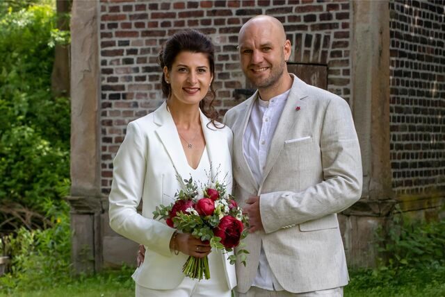 Jasmin (geborene Iljaz) und André Schneider tauschten am Freitag (2. Juni) die Ringe vor der historischen Kulisse von Schloss Bladenhorst.
