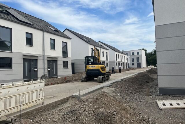 Noch führt der Weg über Baustraßen, aber die ersten Häuser im Beerenviertel sind bereits bezugsfertig.