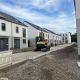 Noch führt der Weg über Baustraßen, aber die ersten Häuser im Beerenviertel sind bereits bezugsfertig.