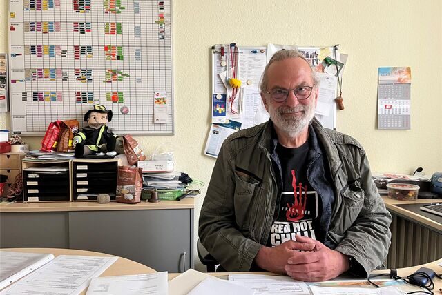 Wolfgang Unger an seinem Schreibtisch in seinem Büro.