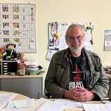 Wolfgang Unger an seinem Schreibtisch in seinem Büro.