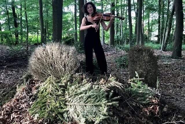 Mitten auf einem Berg von Gartenabfällen im Lippramsdorfer Kirchwald wird Ruth Kemna ein kleines Solo-Konzert zum Schutz der Natur geben.