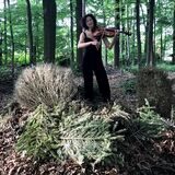 Mitten auf einem Berg von Gartenabfällen im Lippramsdorfer Kirchwald wird Ruth Kemna ein kleines Solo-Konzert zum Schutz der Natur geben.