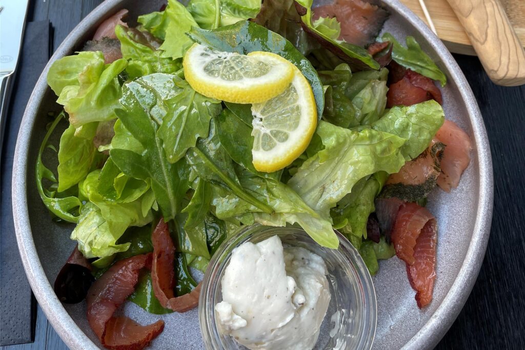 Wildkräutersalat mit Lachs für 15,50 Euro. Wildkräutersalat mit Lachs für 15,50 Euro.