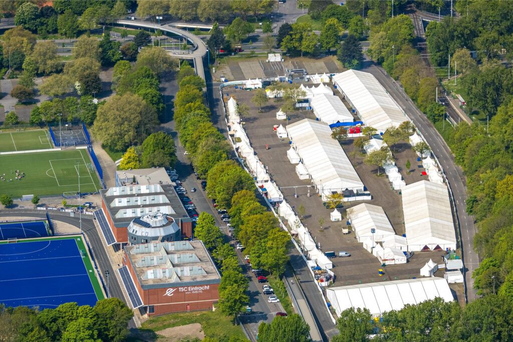 Wo zuletzt die Zelte des Festi Ramazan standen, steht bald das Spiegelzelt von Ruhrhochdeutsch - auf dem Parkplatz am Eintracht-Sportzentrum. Wo zuletzt die Zelte des Festi Ramazan standen, steht bald das Spiegelzelt von Ruhrhochdeutsch - auf dem Parkplatz am Eintracht-Sportzentrum.