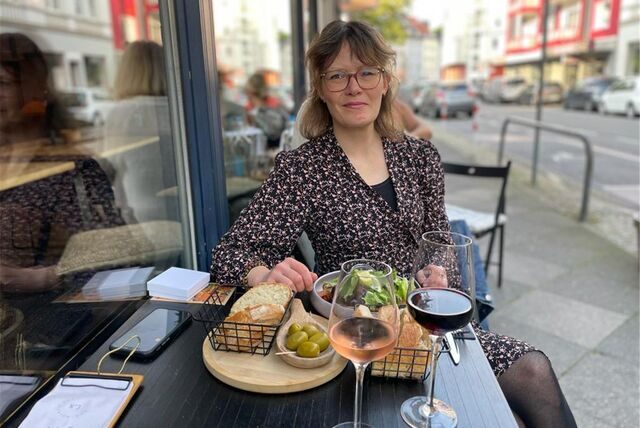 Kornelija Busching (r.) und ihr Sohn Stefan bewirten ihre Gäste in der neuen Weinbar im Kreuzviertel.