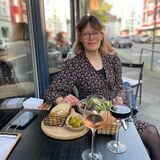 Kornelija Busching (r.) und ihr Sohn Stefan bewirten ihre Gäste in der neuen Weinbar im Kreuzviertel.