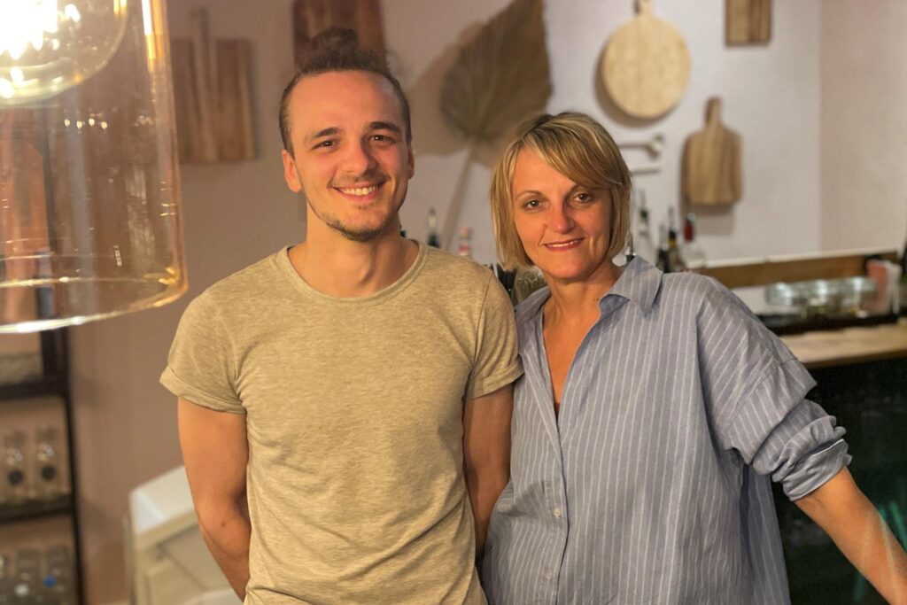 Kornelija Busching (r.) und ihr Sohn Stefan bewirten ihre Gäste in der neuen Weinbar im Kreuzviertel. Kornelija Busching (r.) und ihr Sohn Stefan bewirten ihre Gäste in der neuen Weinbar im Kreuzviertel.