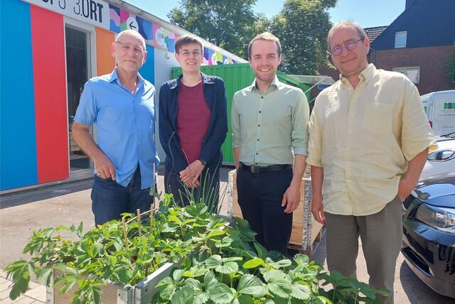 Clemens Schmale, Kathrin Löhr, Bürgermeister Marcel Mittelbach und Andreas Guderian stehen vor dem 3. Ort in Waltrop.