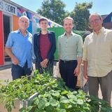 Clemens Schmale, Kathrin Löhr, Bürgermeister Marcel Mittelbach und Andreas Guderian stehen vor dem 3. Ort in Waltrop.