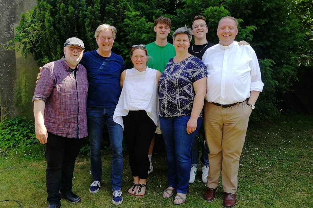 Eine Gruppe von Menschen steht vor einer Hecke in St. Marien in Waltrop. Eine Gruppe von Menschen steht vor einer Hecke in St. Marien in Waltrop.