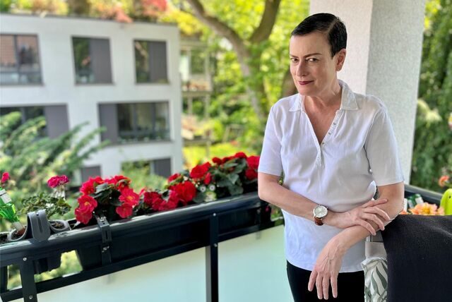 Die Sängerin und Schauspielerin Tirzah Haase auf dem Balkon ihrer Wohnung im Kaiserviertel. Sie nennt ihn liebevoll das „Dschungelcamp“.