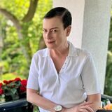 Die Sängerin und Schauspielerin Tirzah Haase auf dem Balkon ihrer Wohnung im Kaiserviertel. Sie nennt ihn liebevoll das „Dschungelcamp“.