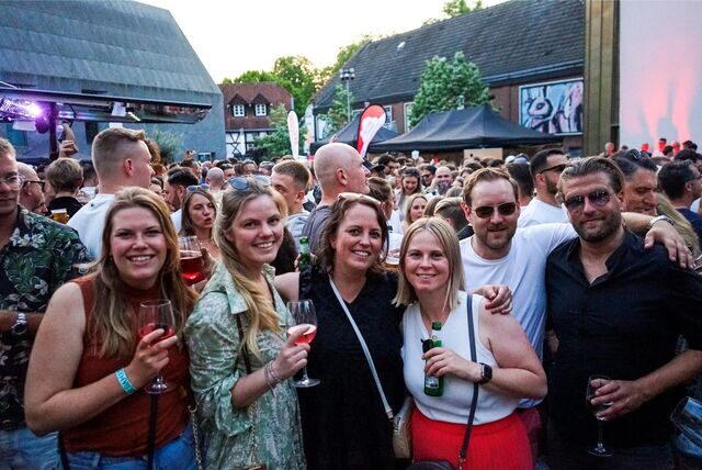 Stießen beim Abendmarkt auf schöne Stunden an (v.l.): Dörte Wilkop, Hannah Schneider, Katrin Grabow, Veronika Neitzel, Alexander Neitzel und Carsten Schröder.