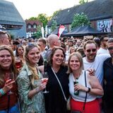 Stießen beim Abendmarkt auf schöne Stunden an (v.l.): Dörte Wilkop, Hannah Schneider, Katrin Grabow, Veronika Neitzel, Alexander Neitzel und Carsten Schröder.