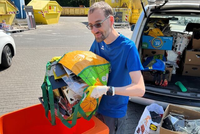 Benjamin Fritzsch bringt leere CD-Hüllen zum Recyclinghof Huckarde – Gesamt-Volumen des Plastikmaterials: 1600 Liter.