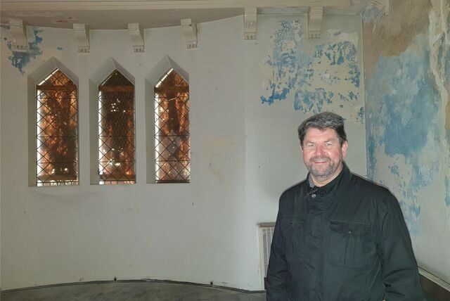Ralf Krietemeyer von der Stadt steht in der Aussegnungshalle der Grünen Kapelle in Recklinghausen.