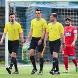 Schiedsrichter Niklas Simpson (2.v.l.) führte vor dem Westfalenliga-Spiel von Westfalia Herne im Mai 2023 gegen Wacker Obercastrop die Teams auf das Feld.
