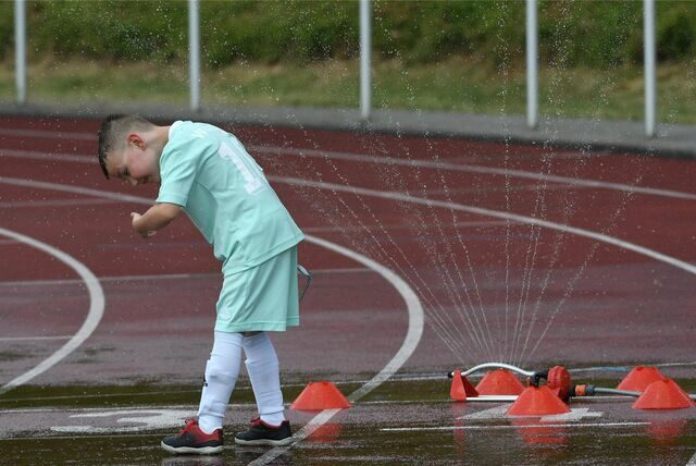 Eine Abkühlung gönnten sich die Castrop-Rauxeler Minikicker, die nach den A-Junioren das Stadion an der Bahnhofstraße  bevölkerten.