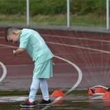 Eine Abkühlung gönnten sich die Castrop-Rauxeler Minikicker, die nach den A-Junioren das Stadion an der Bahnhofstraße  bevölkerten.