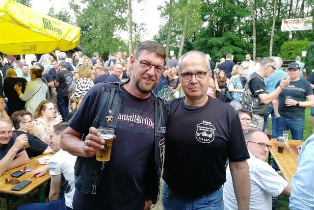 Uwe Szczesniak und Uwe Weidig stehen nebeneinander auf dem Gelände des MRSC Waltrop.