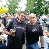 Uwe Szczesniak und Uwe Weidig stehen nebeneinander auf dem Gelände des MRSC Waltrop.