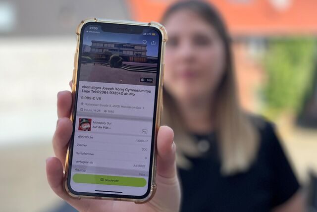 Ein Handy wird in die Kamera gehalten.