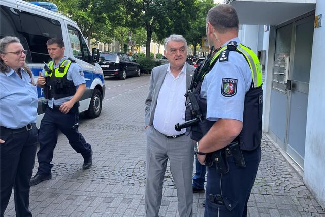 An der Bornstraße kontrollierten Polizisten unter anderem einen Kiosk. Auch Innenminister Herbert Reul war bei dem Einsatz vor Ort.