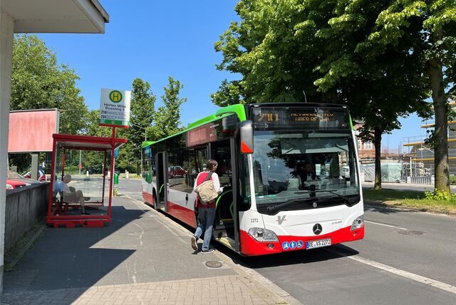 Der Bus 210 hält am Bahnsteig 5 in Herten Mitte. Ein Fahrgast steigt ein.