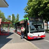 Der Bus 210 hält am Bahnsteig 5 in Herten Mitte. Ein Fahrgast steigt ein.