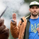Eine Hand hält einen Joint. Rechts: Boris Benkhoff.