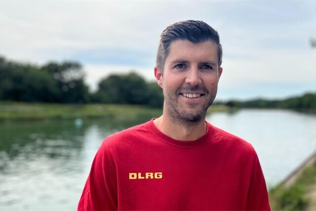 Marcel Stockmann von der DLRG-Ortsgruppe Dorsten steht am Rande des Kanals in Dorsten.