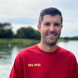 Marcel Stockmann von der DLRG-Ortsgruppe Dorsten steht am Rande des Kanals in Dorsten.