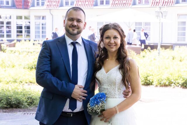 Elena (geborene Aladina) und Thomas Schwientek haben auf dem Standesamt zu Castrop-Rauxel am Haus Goldschmieding geheiratet.